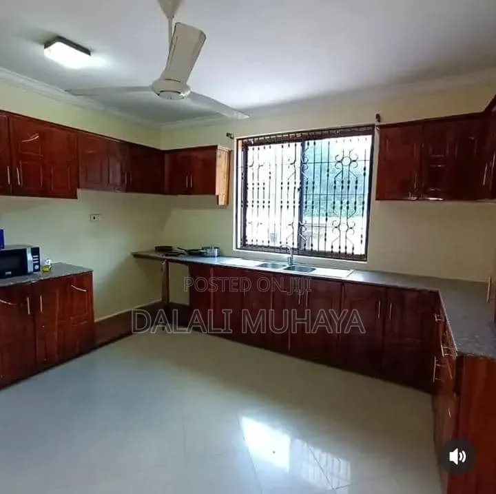 6bdrm Bungalow in Msuguri Street, Mbezi for sale in Mbezi