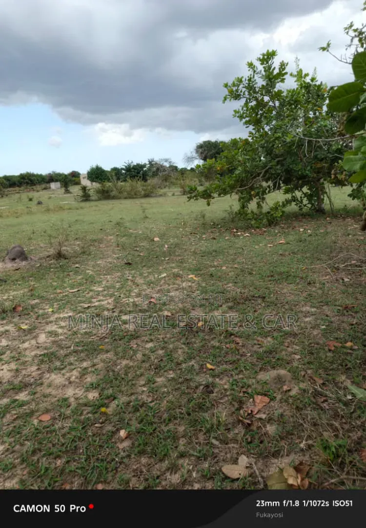 Shamba Linauzwa Bei Nzuri Fukayose Karibu Na Barabara in Kiwangwa