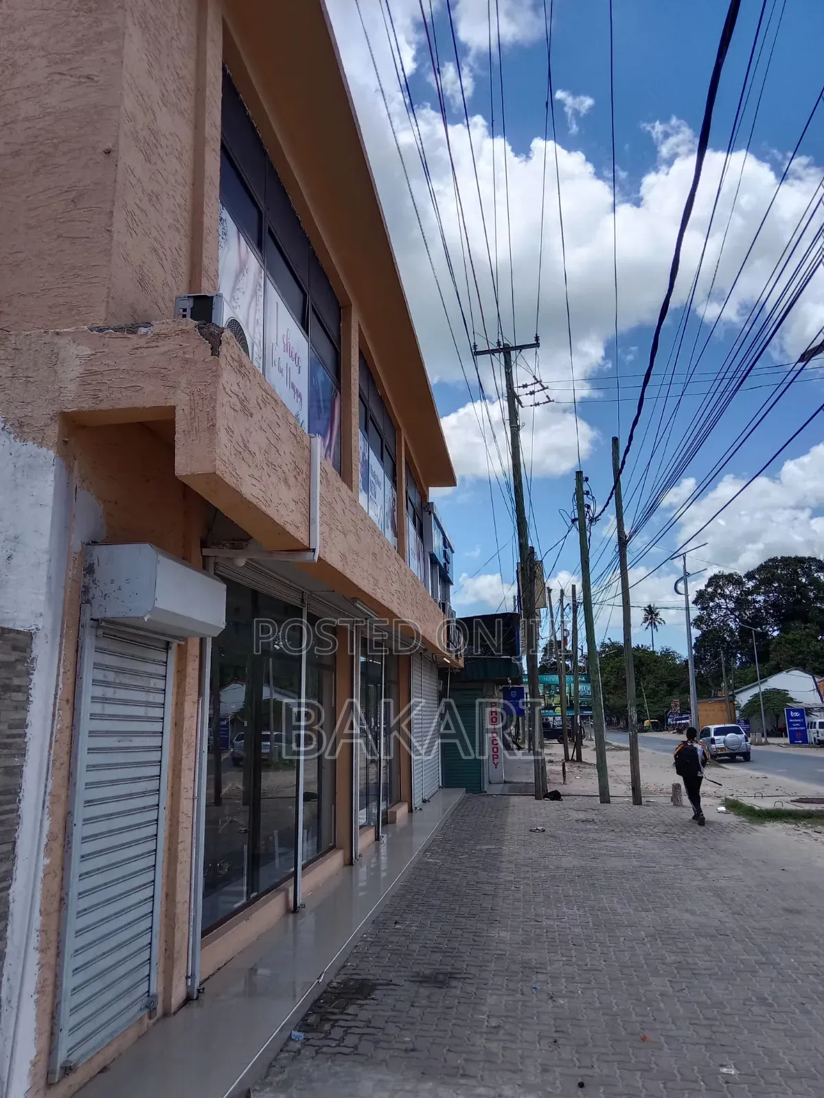 NYUMBA INAUZWA YENYE MADUKA 12 for Sale in Kinondoni Road in Kinondoni