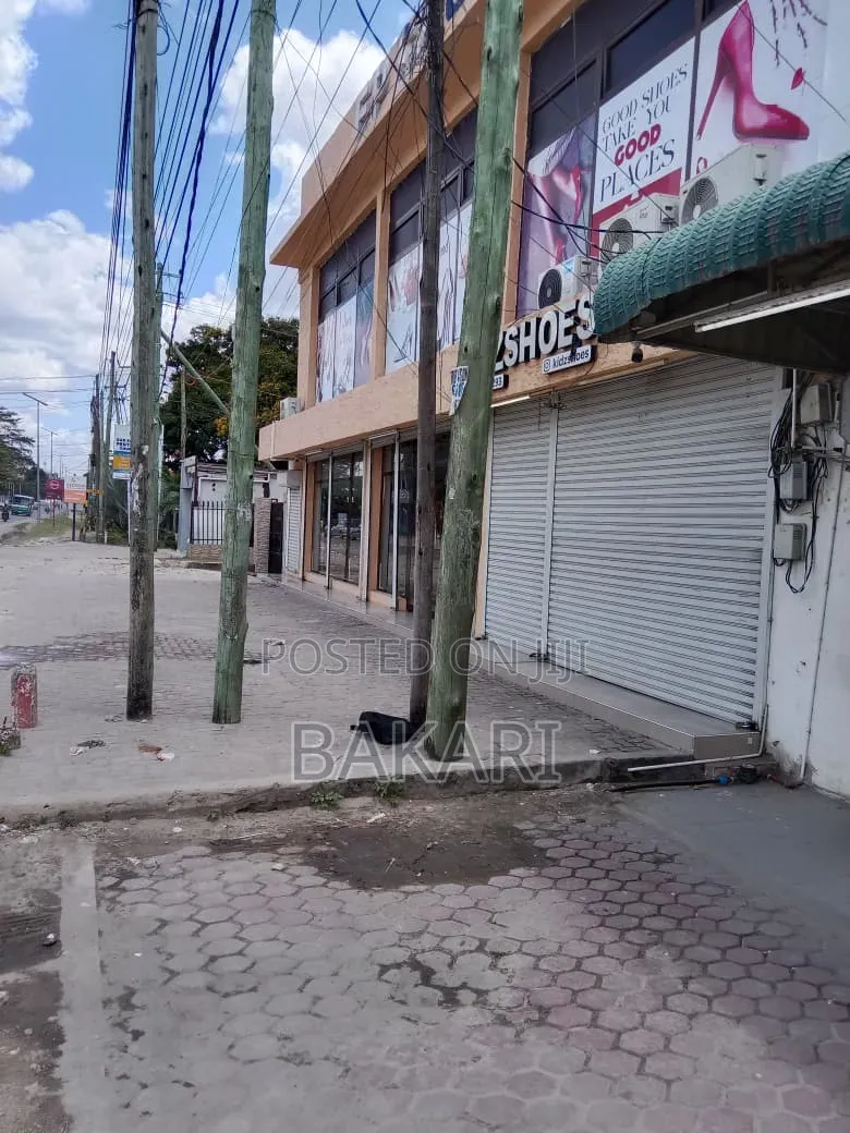 NYUMBA INAUZWA YENYE MADUKA 12 for Sale in Kinondoni Road in Kinondoni