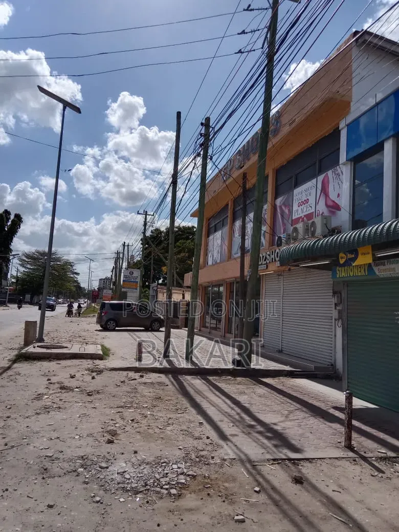 NYUMBA INAUZWA YENYE MADUKA 12 for Sale in Kinondoni Road in Kinondoni