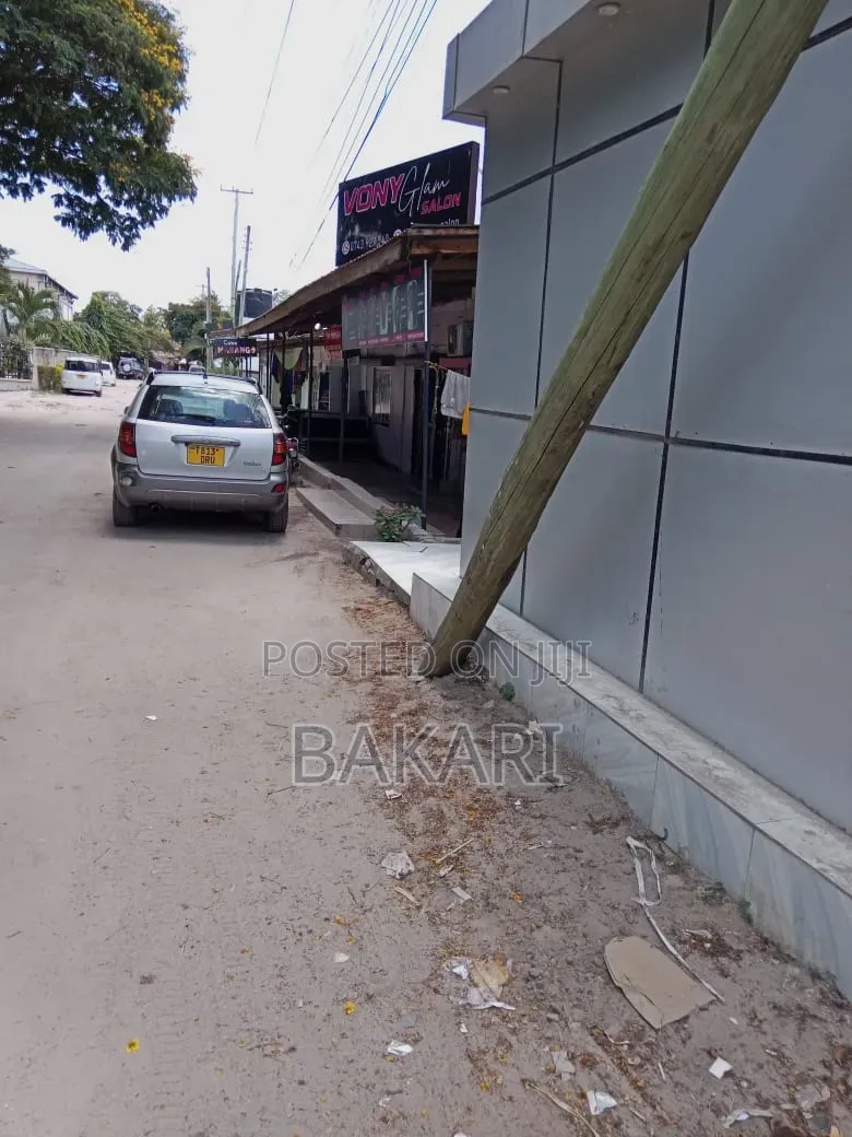 NYUMBA INAUZWA YENYE MADUKA 12 for Sale in Kinondoni Road in Kinondoni