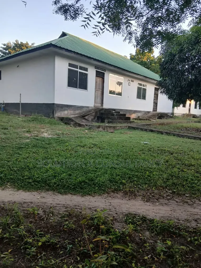 Shule Inauzwa Ipo Bagamoyo in Kiromo