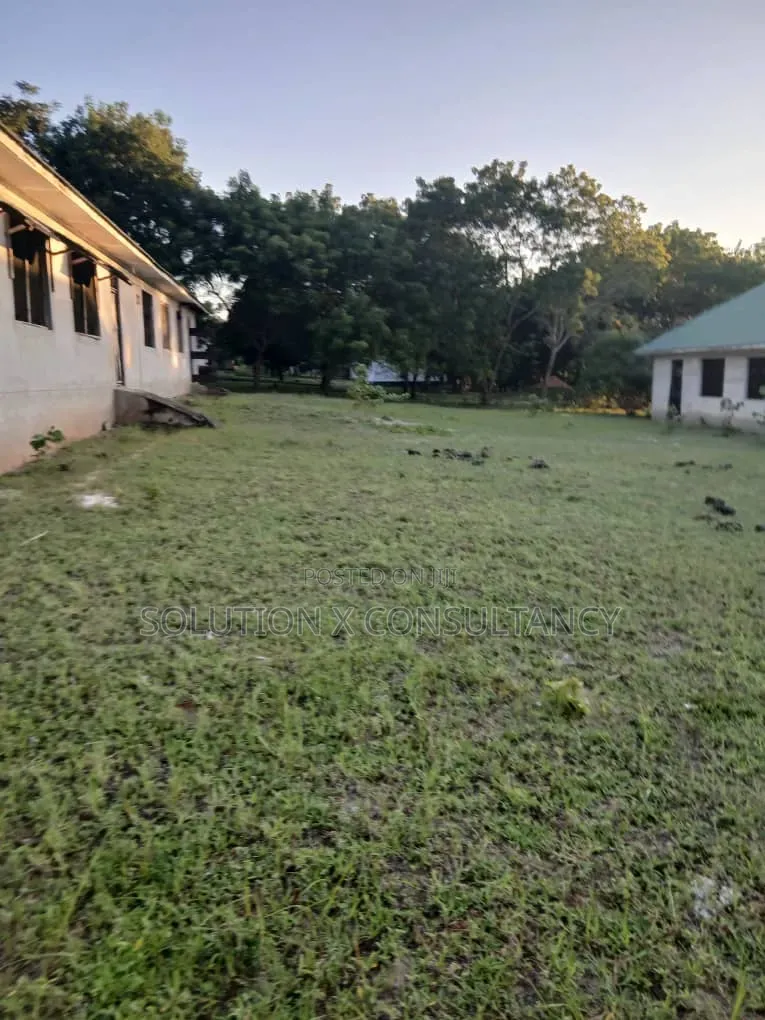 Shule Inauzwa Ipo Bagamoyo in Kiromo