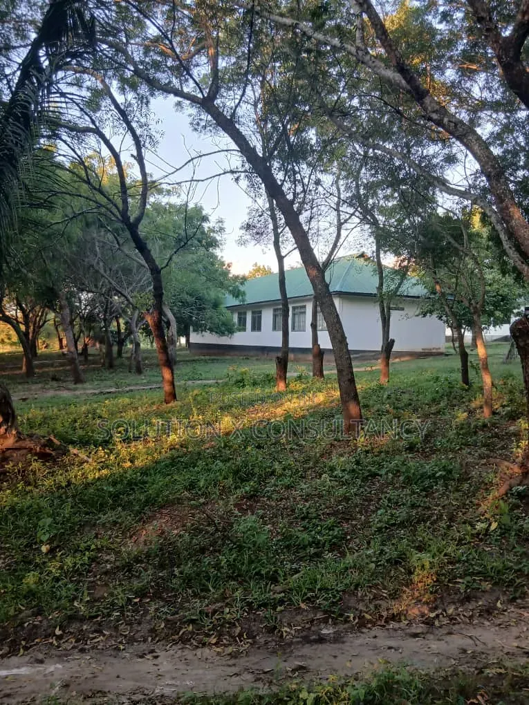 Shule Inauzwa Ipo Bagamoyo in Kiromo