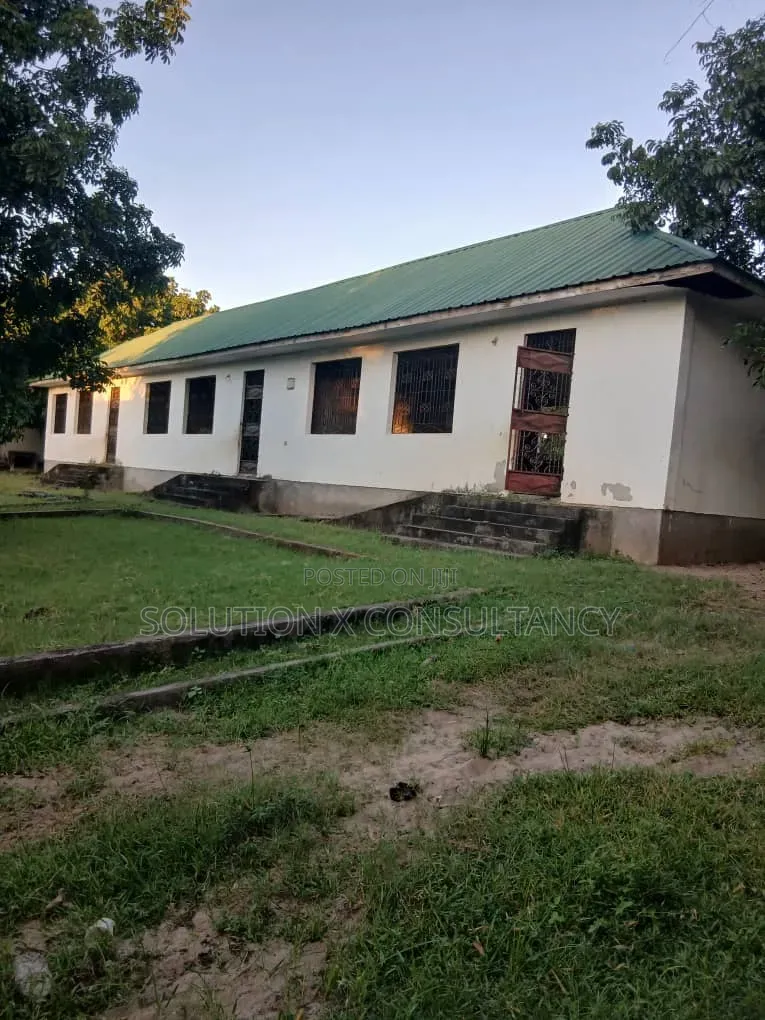 Shule Inauzwa Ipo Bagamoyo in Kiromo