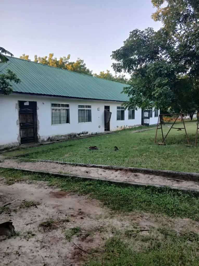 Shule Inauzwa Ipo Bagamoyo in Kiromo