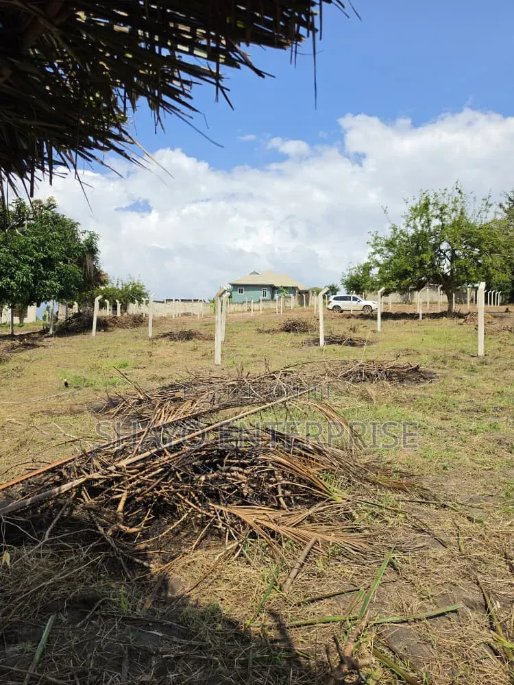 Shamba Linauzwa Kibaha Misugusugu in Maili Mmoja