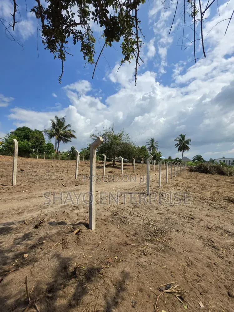 Shamba Linauzwa Kibaha Misugusugu in Maili Mmoja