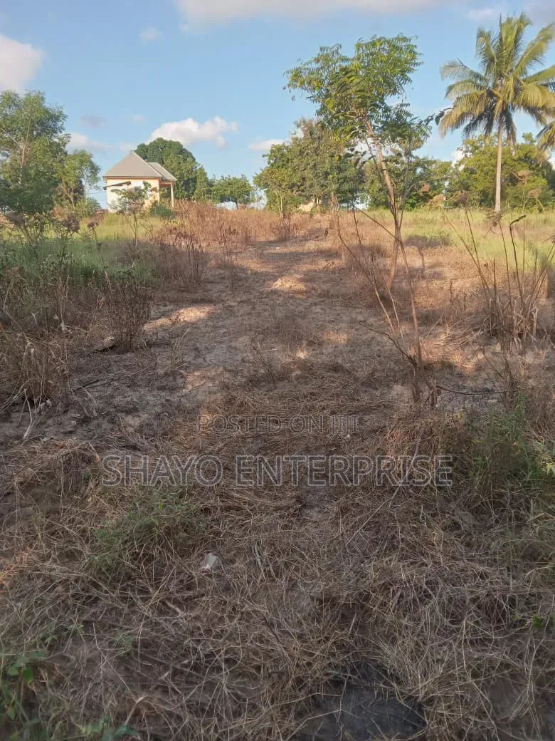 Shamba Linauzwa Kibaha Misugusugu in Maili Mmoja