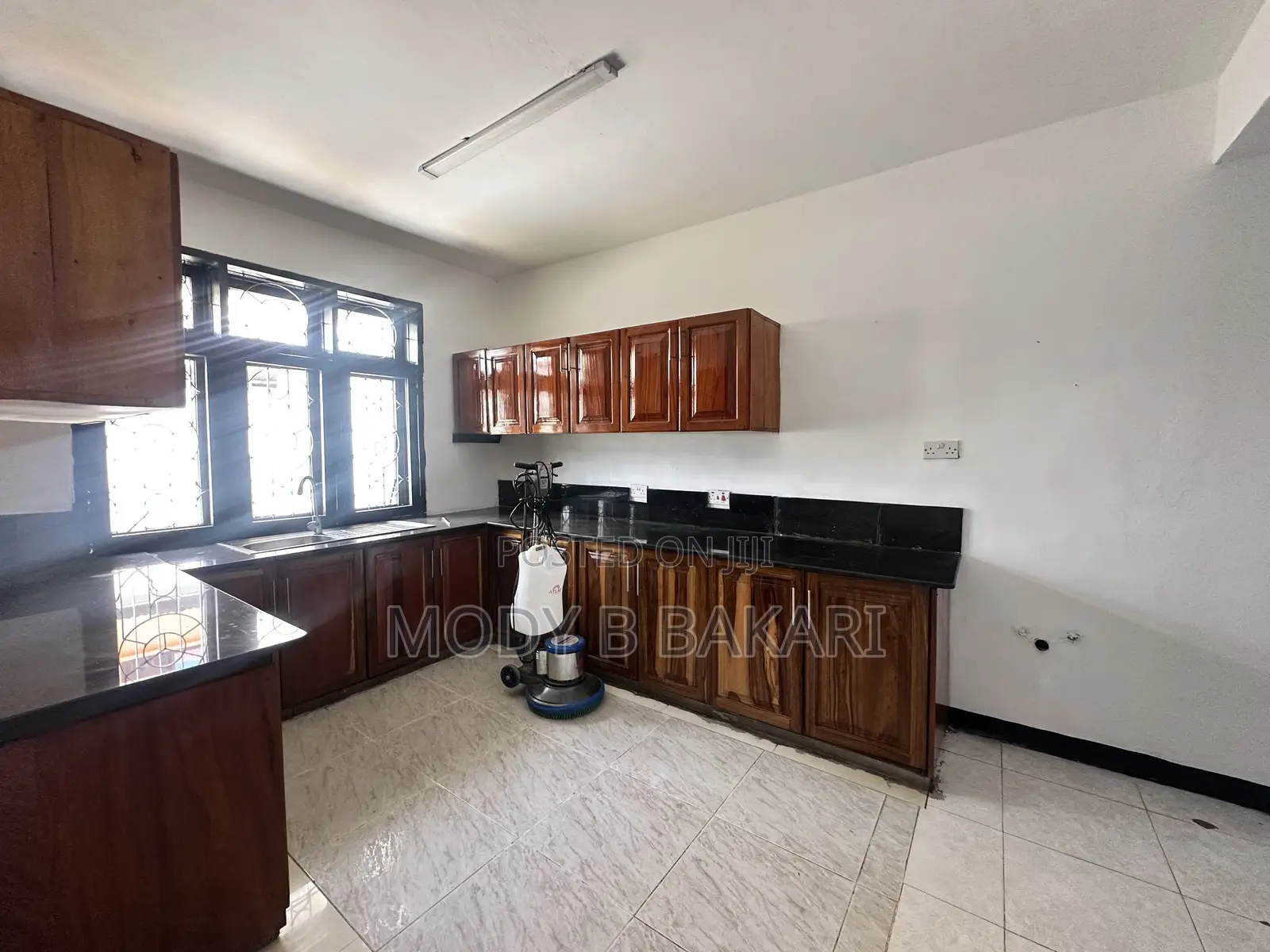 8bdrm House in Mikocheni for sale in Mikocheni