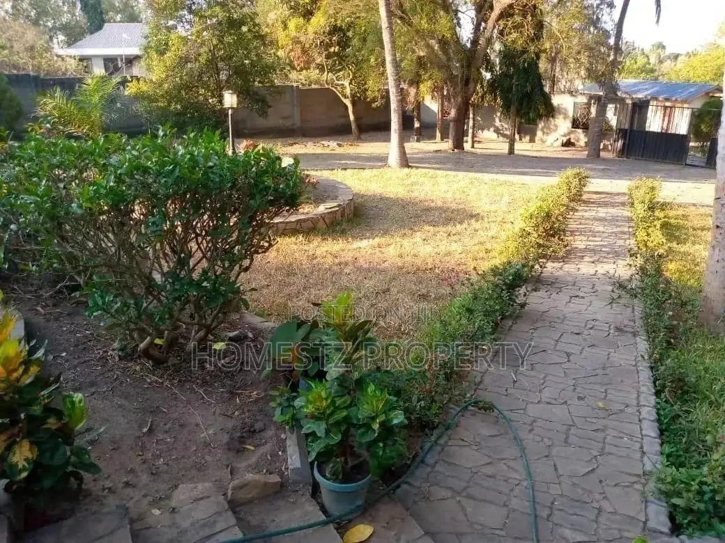 7bdrm Mansion in Enzo Mansa, Kinondoni for Sale in Kinondoni