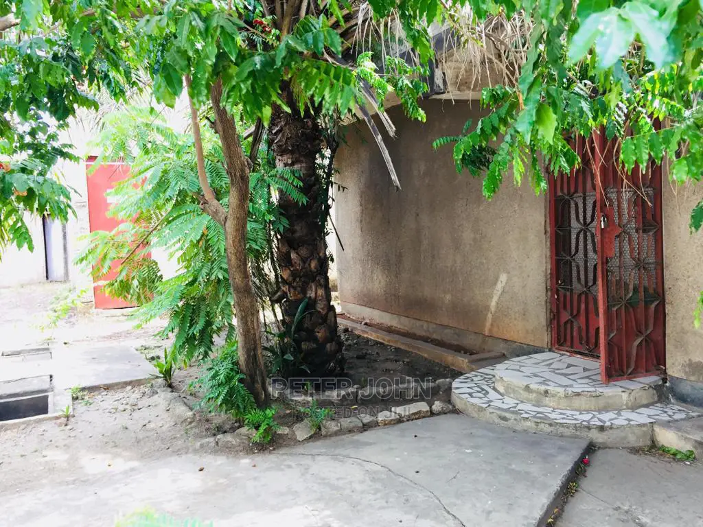 Godown Na Office Zake Linapangishwa in Kijitonyama
