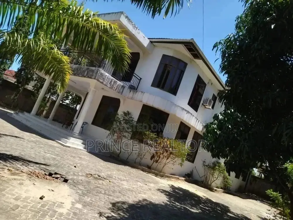 7bdrm House in Peter Slayo, Kinondoni for Sale in Kinondoni