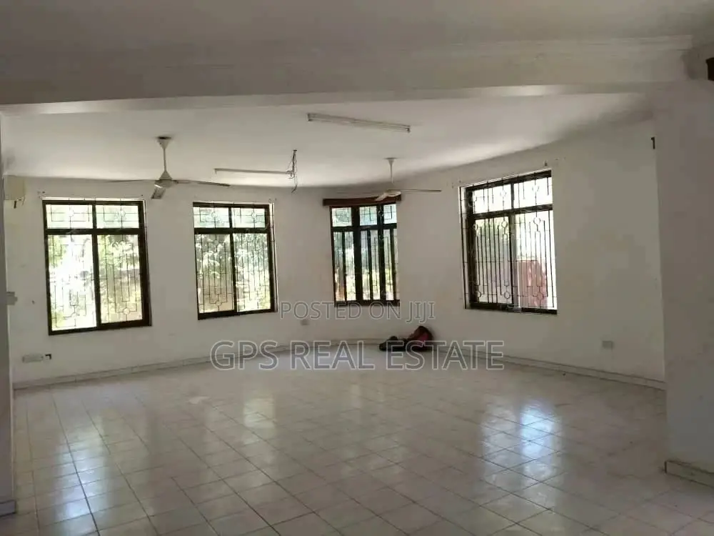 7bdrm House in Peter Slayo, Kinondoni for Sale in Kinondoni