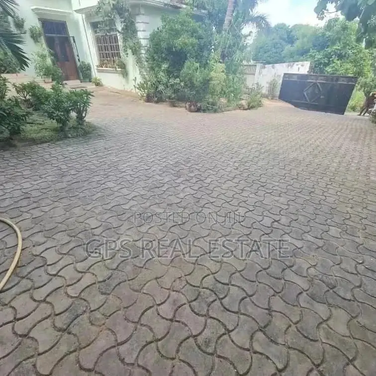 5bdrm House in Mansa Musa, Kinondoni for Sale in Kinondoni