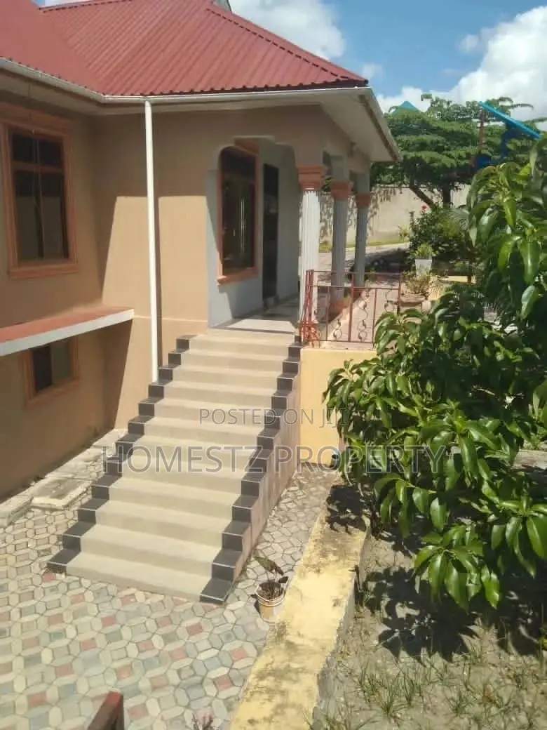 5bdrm House in Max Evarst, Kinondoni for Sale in Kinondoni