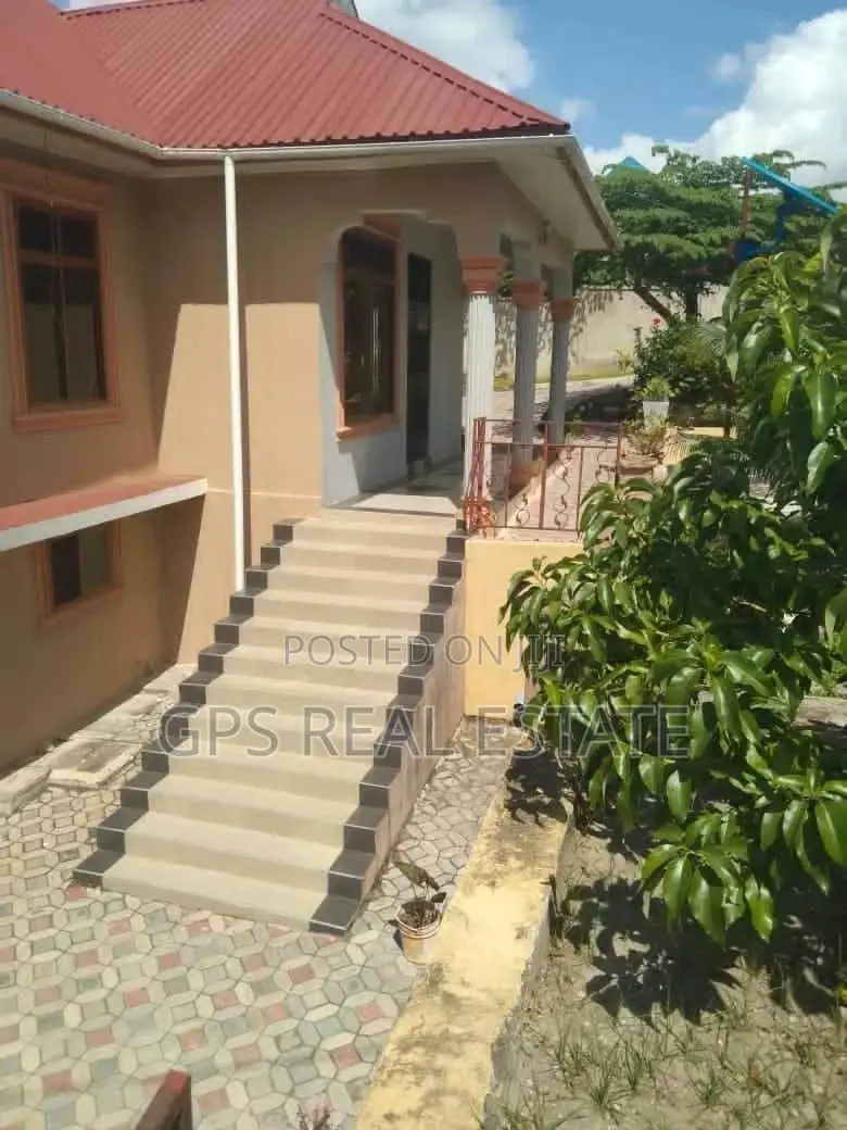 5bdrm House in Max Evarst, Kinondoni for Sale in Kinondoni