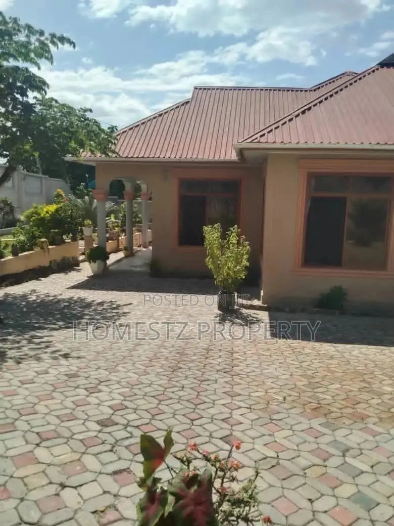 5bdrm House in Max Evarst, Kinondoni for Sale in Kinondoni
