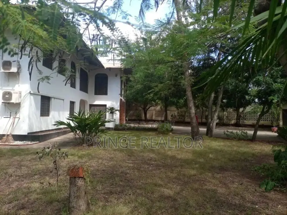 5bdrm House in Maxposh, Masaki for Sale in Masaki