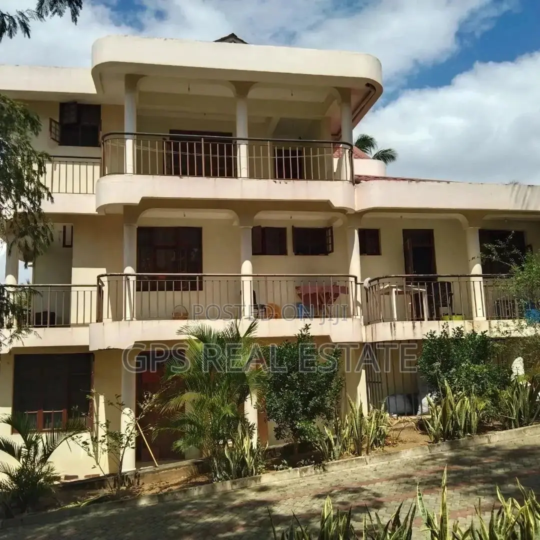 8bdrm House in Maxposh, Kinondoni for Sale in Kinondoni