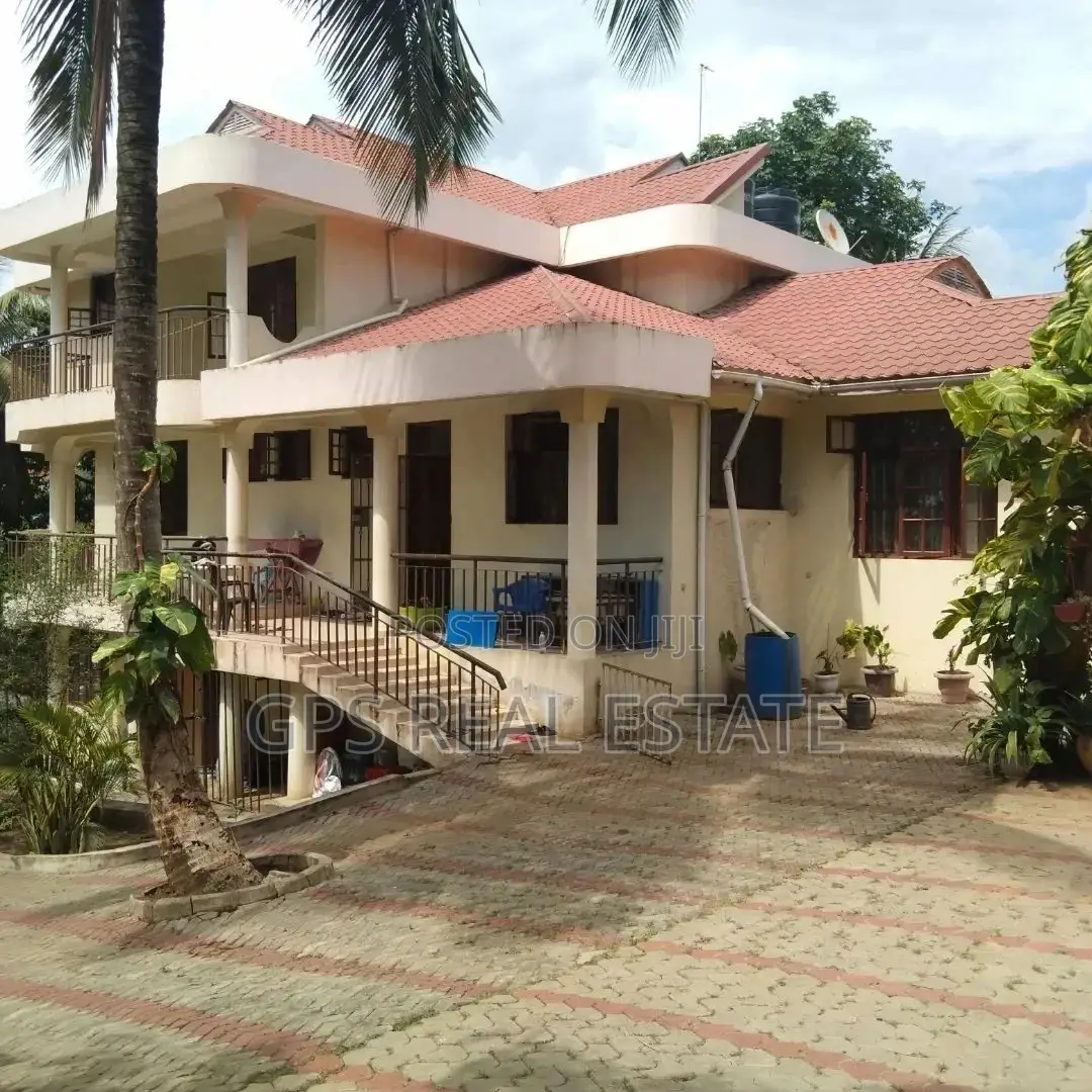8bdrm House in Maxposh, Kinondoni for Sale in Kinondoni