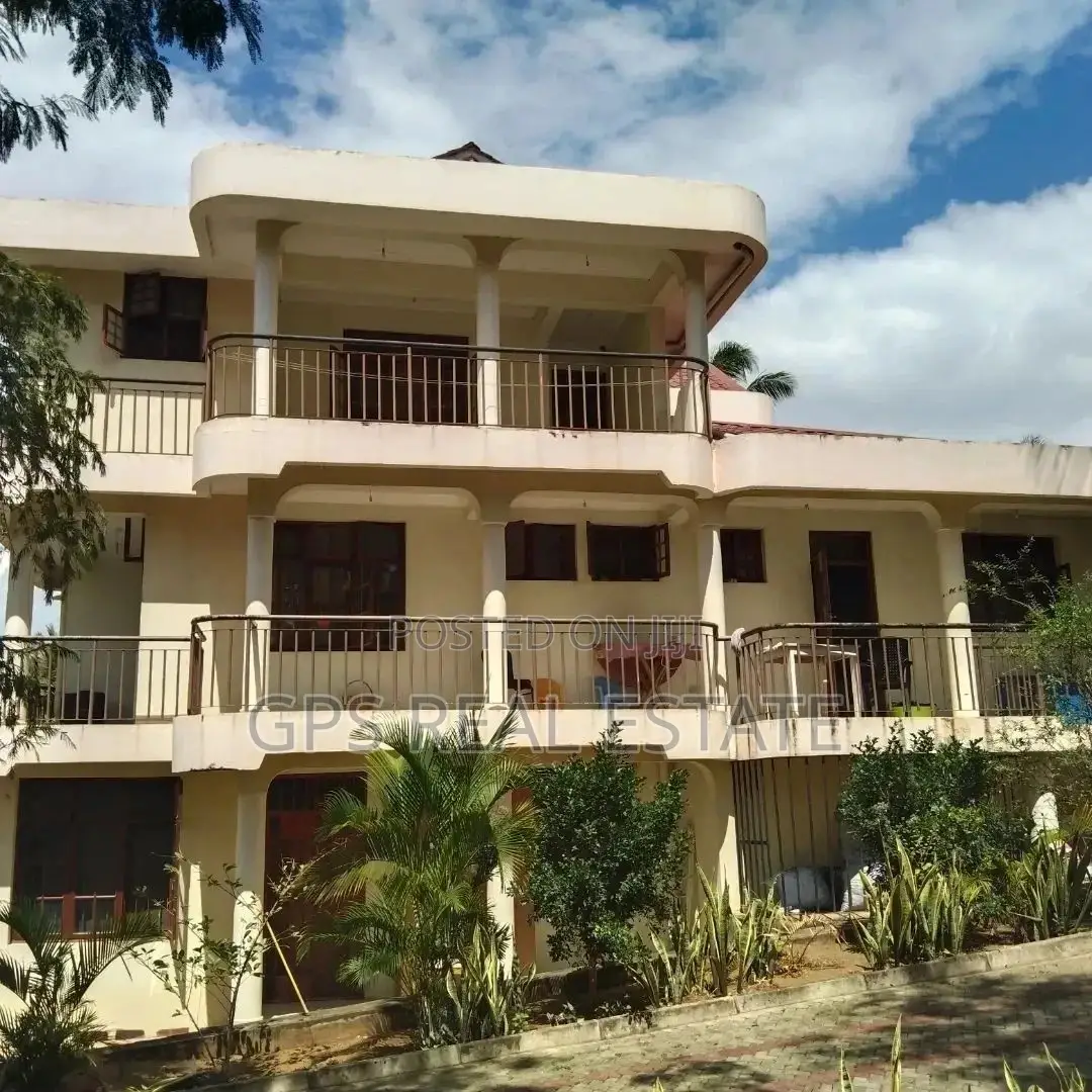 8bdrm House in Maxposh, Kinondoni for Sale in Kinondoni