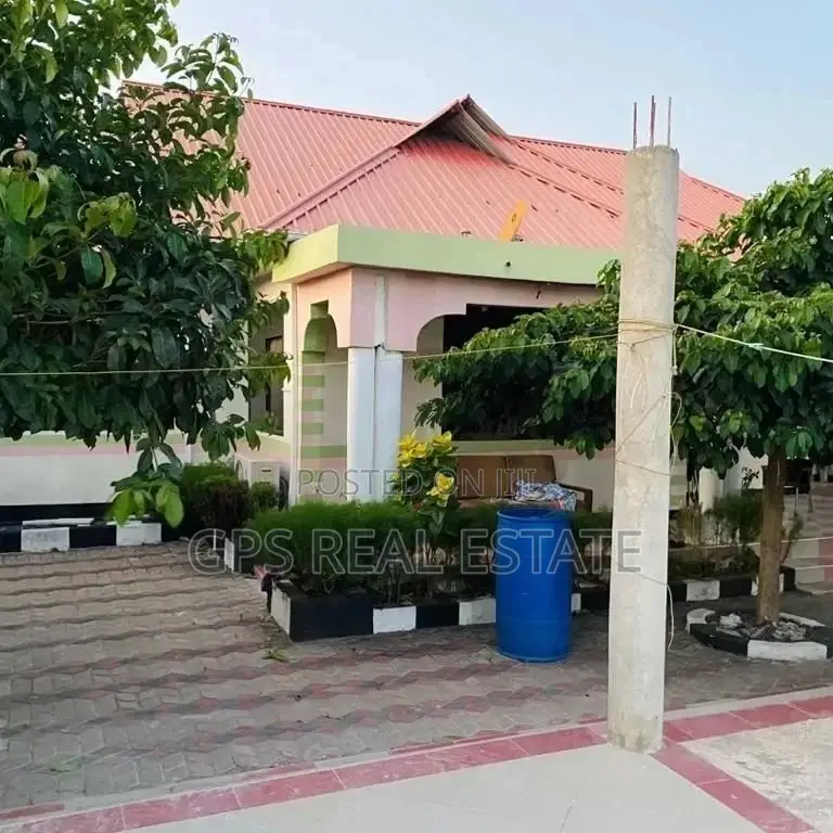 6bdrm House in Mbezi Kibwegere, Kinondoni for Sale in Kinondoni