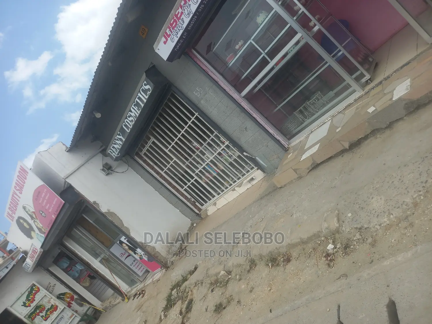 Eneo La Biashara Mawasliano Stand in Kinondoni