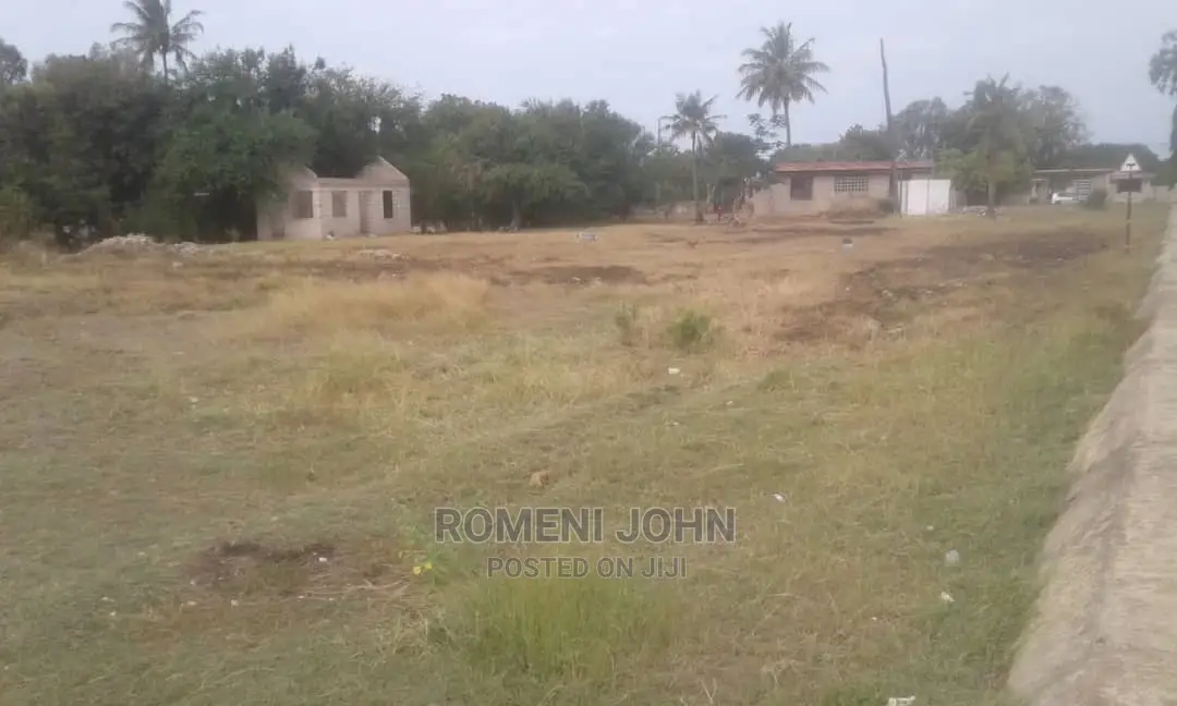 Kiwanja Kinauzwa Kipo Kunduchi Mtongani Beach, Barabara Kuu. in Ukonga