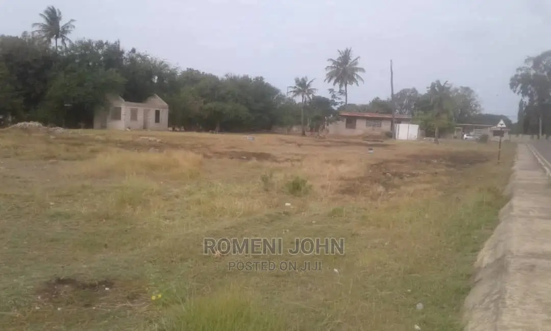 Kiwanja Kinauzwa Kipo Kunduchi Mtongani Beach, Barabara Kuu. in Ukonga