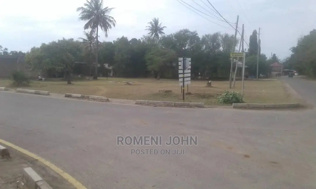 Kiwanja Kinauzwa Kipo Kunduchi Mtongani Beach, Barabara Kuu. in Ukonga