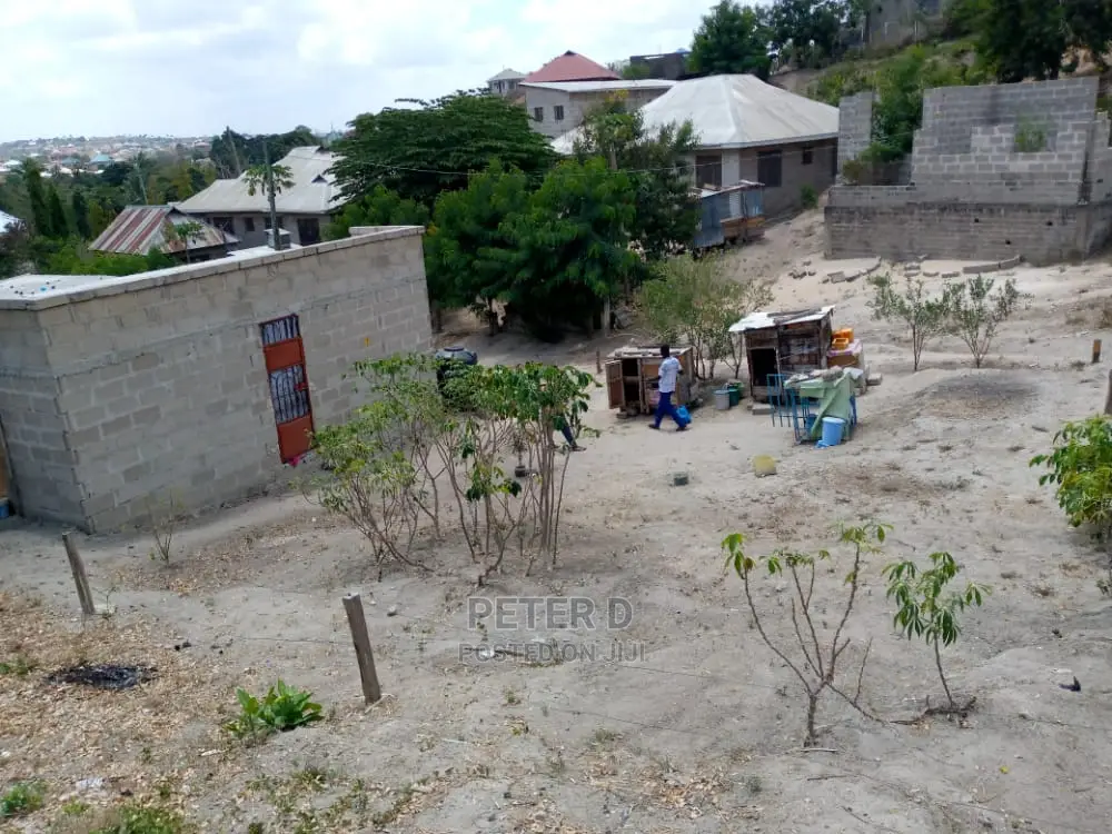 Kiwanja Chenye Nyumba in Mbezi