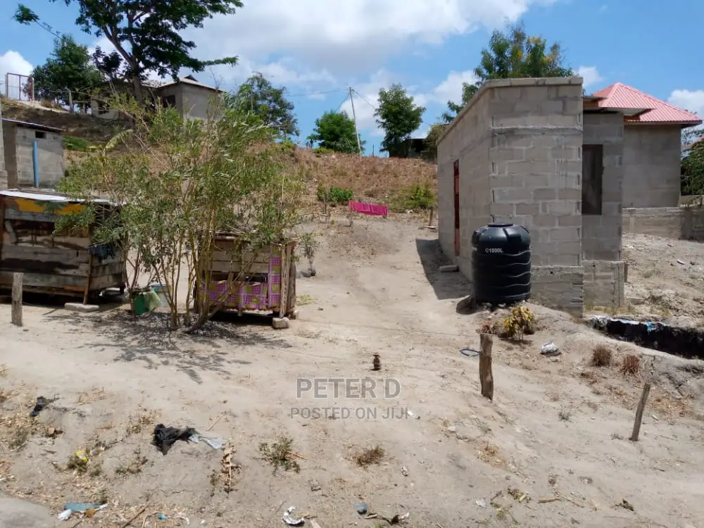 Kiwanja Chenye Nyumba in Mbezi