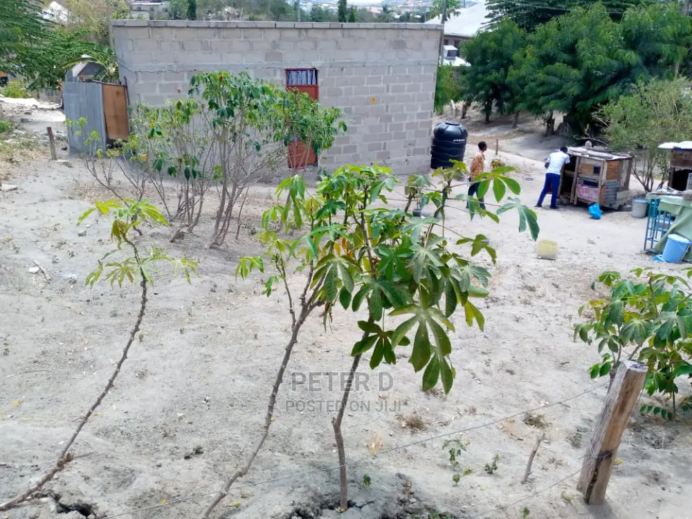Kiwanja Chenye Nyumba in Mbezi
