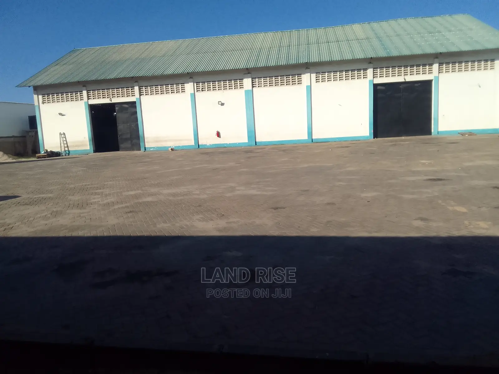 Warehouse in Mikocheni 738 Sqm in Mikocheni