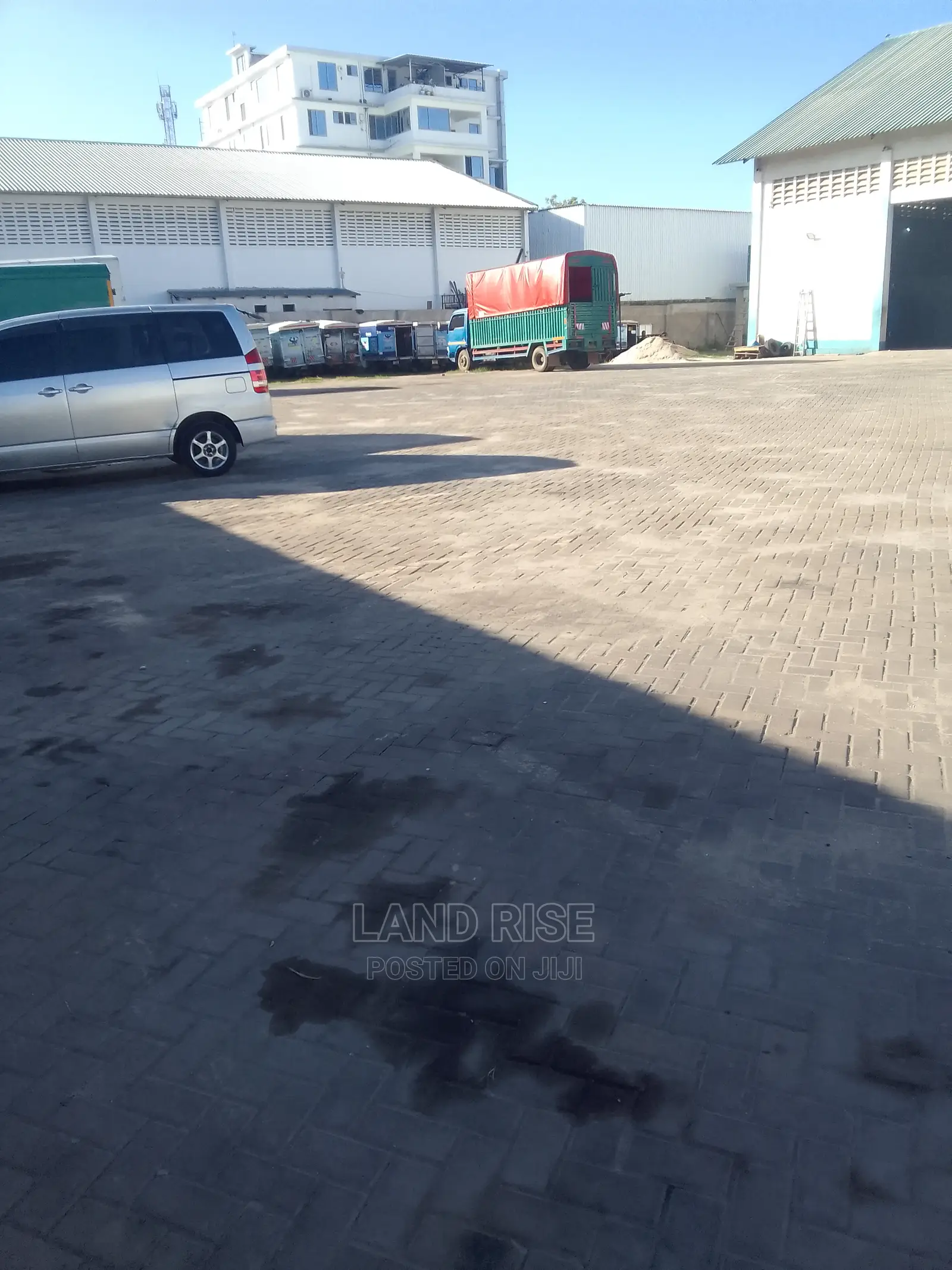 Warehouse in Mikocheni 738 Sqm in Mikocheni