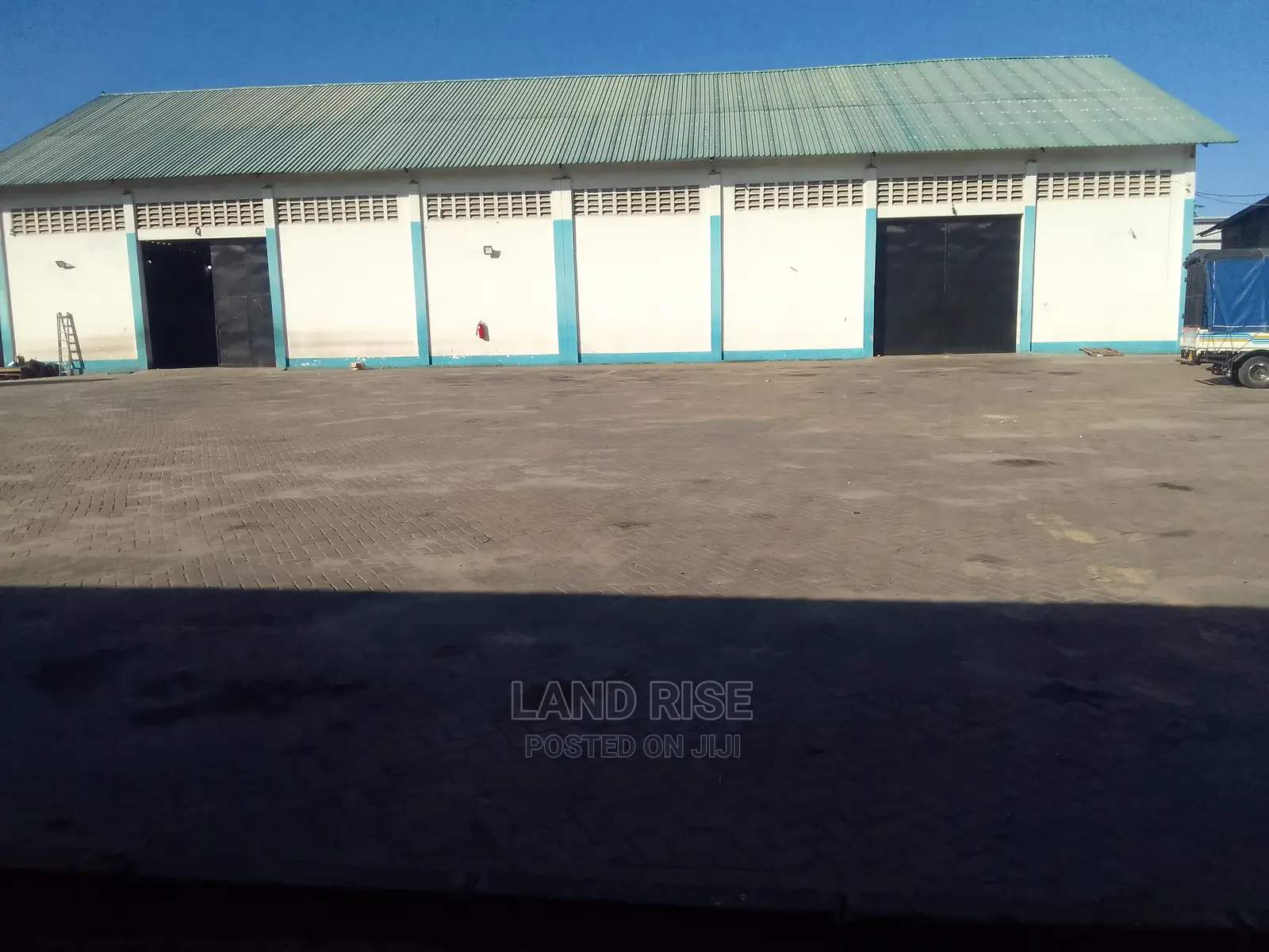 Warehouse in Mikocheni 738 Sqm in Mikocheni