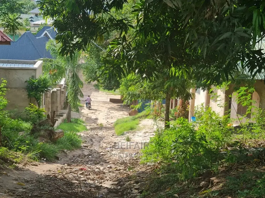 Kiwanja Kizuri Kinauzwa Goba Njia Nne in Goba