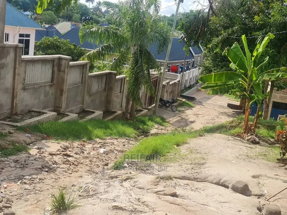 Kiwanja Kizuri Kinauzwa Goba Njia Nne in Goba