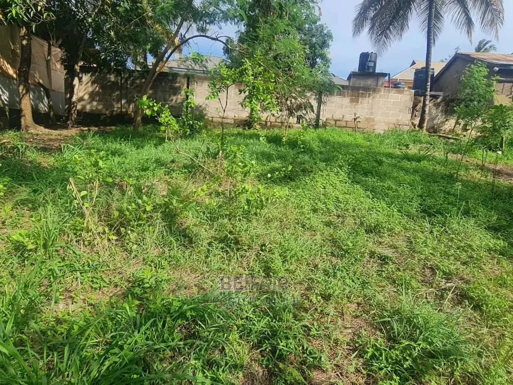 Kiwanja Kizuri Kinauzwa Goba Njia Nne in Goba
