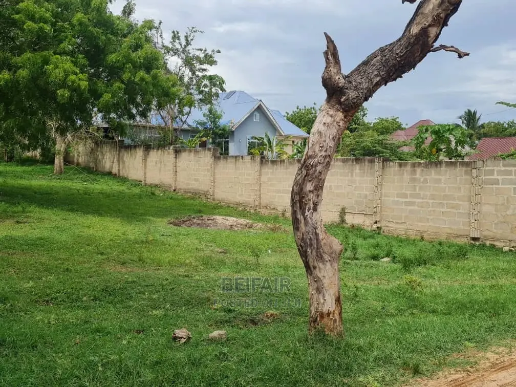 Kiwanja Kinauzwa Madale in Goba