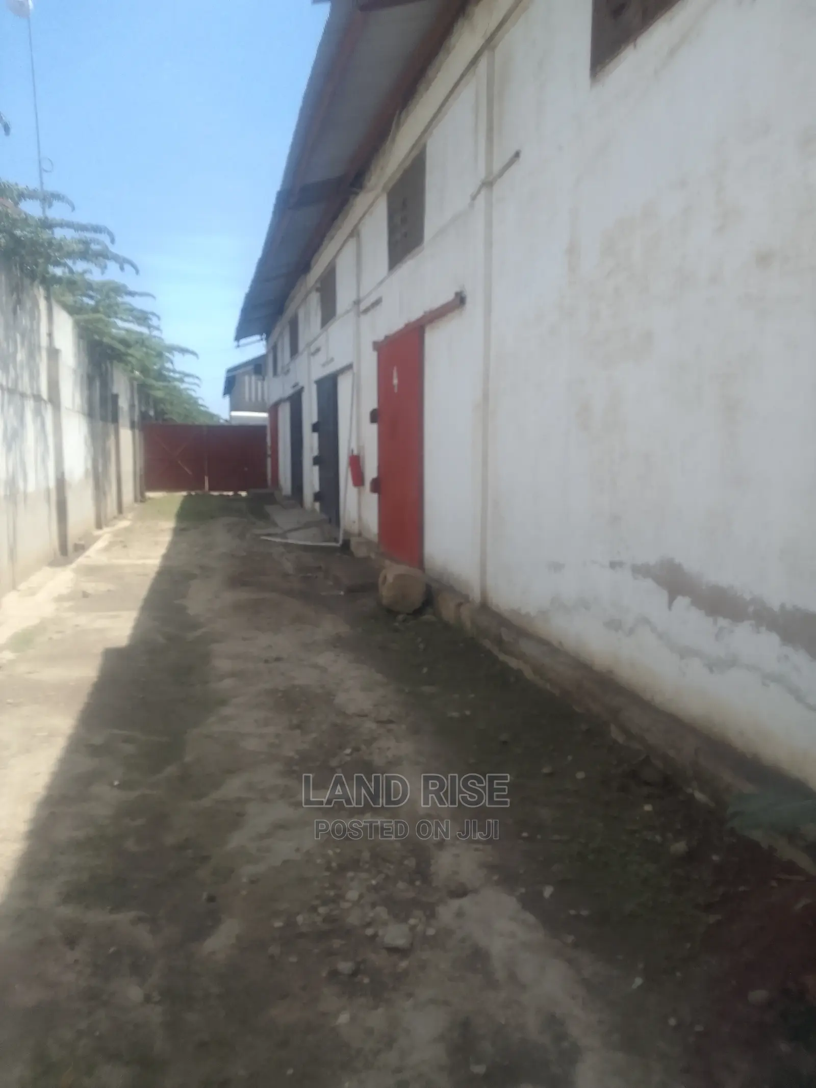 Warehouse 200 Sqm in Nyerere Rd in Kipawa