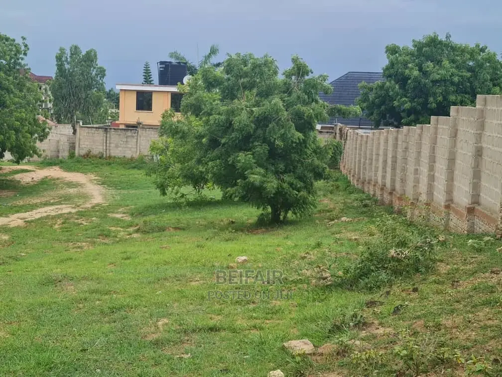 Kiwanja Kinauzwa Salasala in Kinondoni
