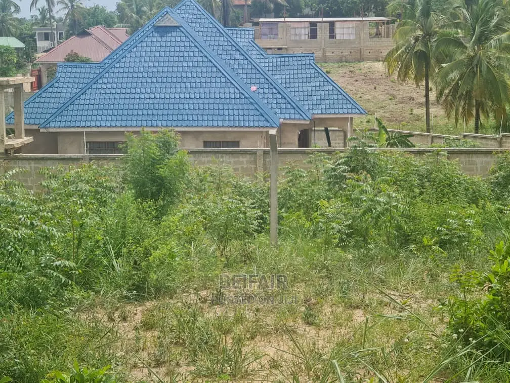 Kiwanja Kinauzwa Goba Njia Nne in Goba