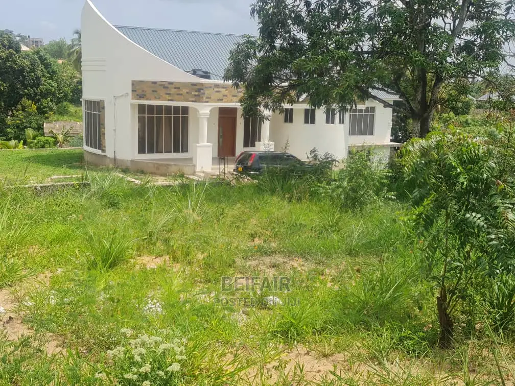 Kiwanja Kinauzwa Goba Njia Nne in Goba