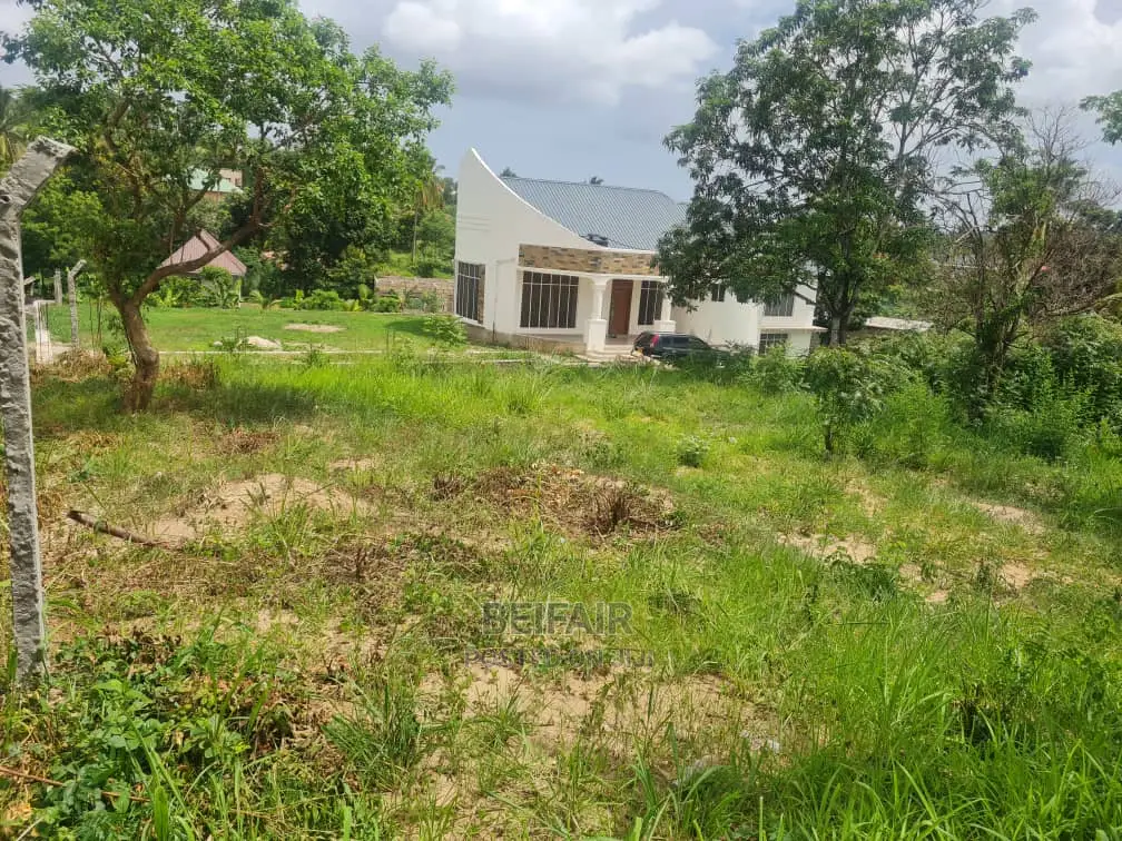 Kiwanja Kinauzwa Goba Njia Nne in Goba