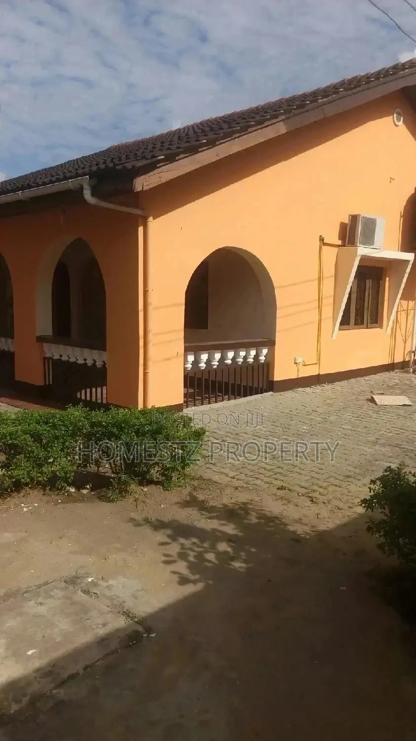 Nyumba Inauzwa in Kinondoni