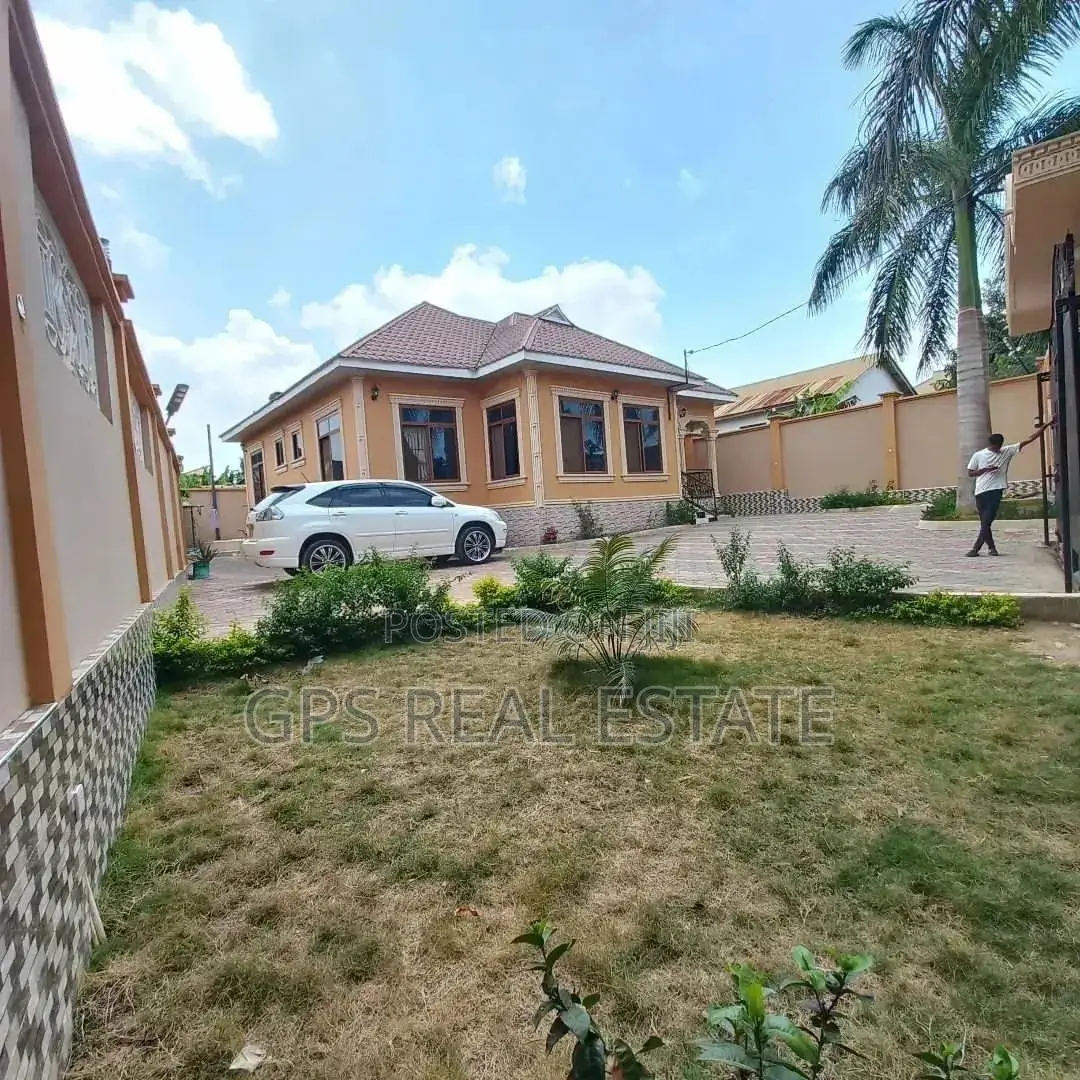 3bdrm House in Mbezi Makabe, Kinondoni for Sale in Kinondoni