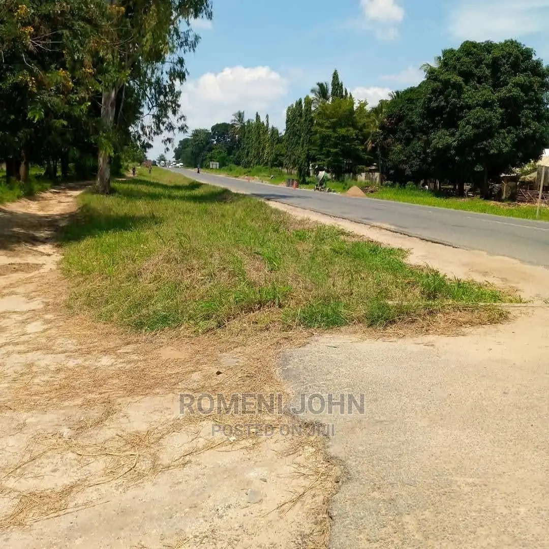 Eneo La Kibiashara Heka 8 Linauzwa Bl 1.6 Kibaha. in Ukonga